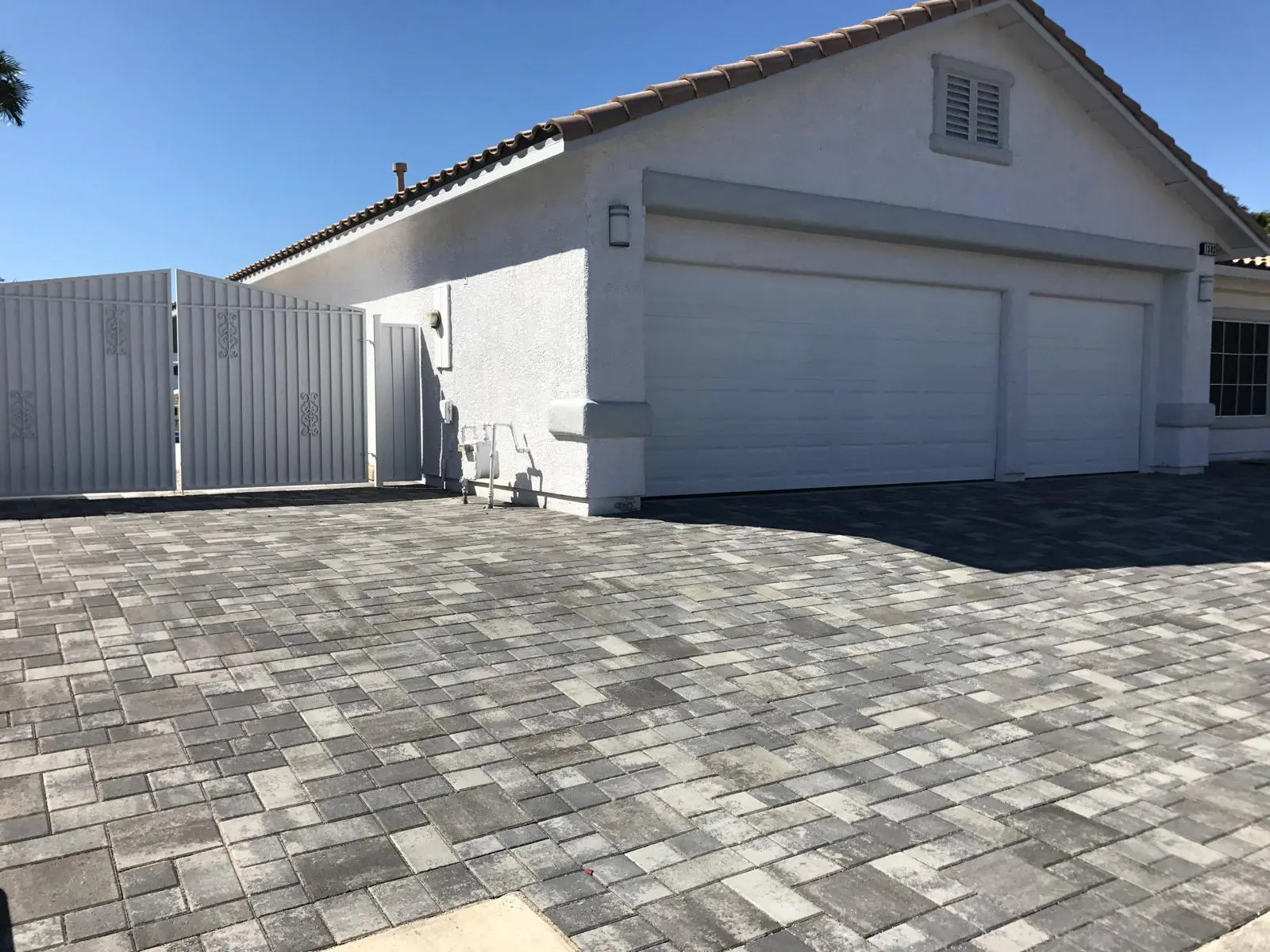 Paver driveway in Las Vegas with a sweeping curved apron