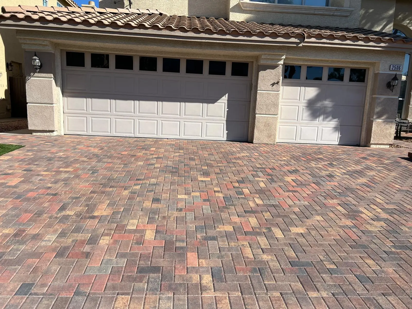 Paver driveway in Las Vegas with decorative border banding