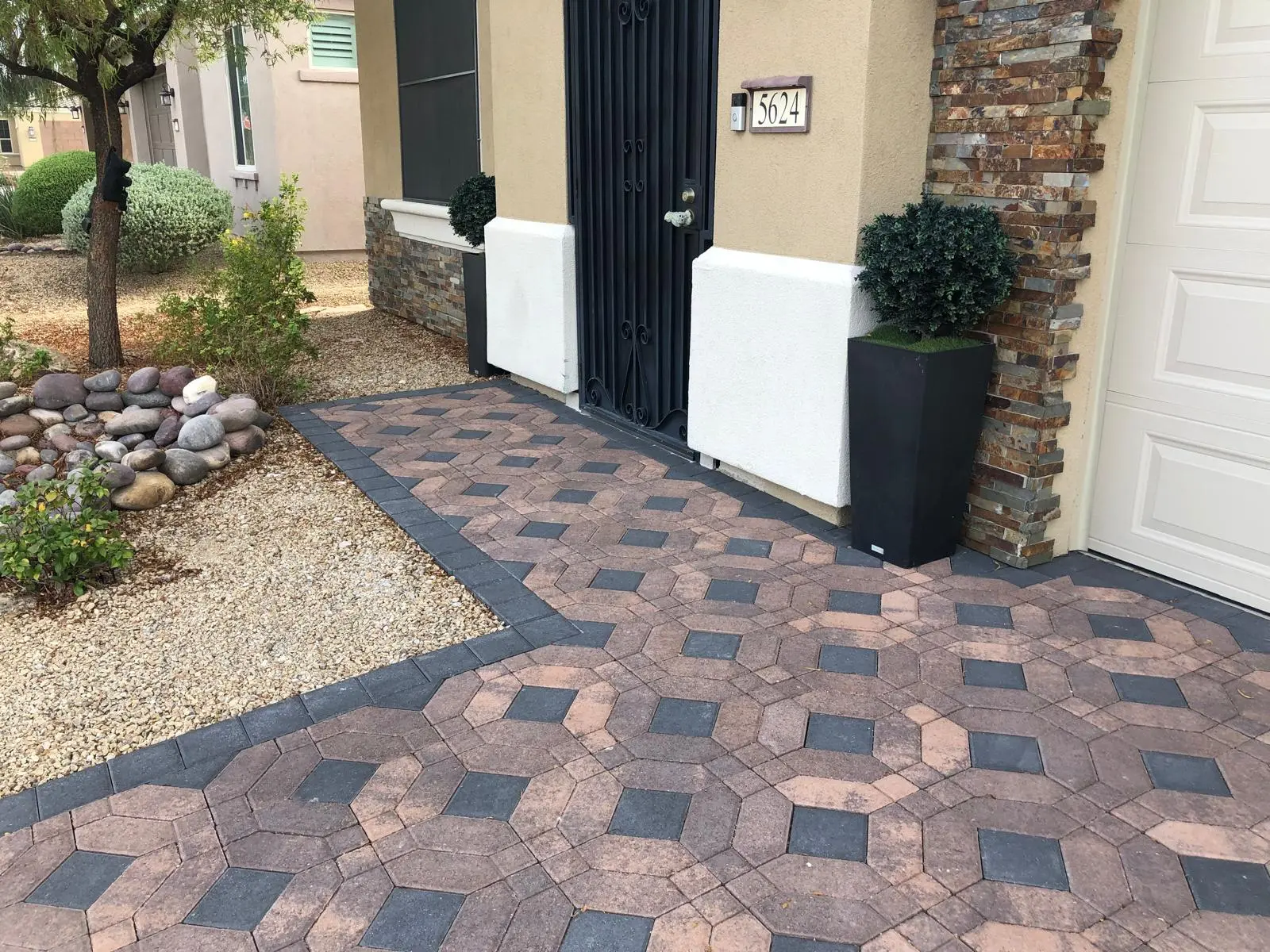Paver entryway in Las Vegas in a clean modern paver layout