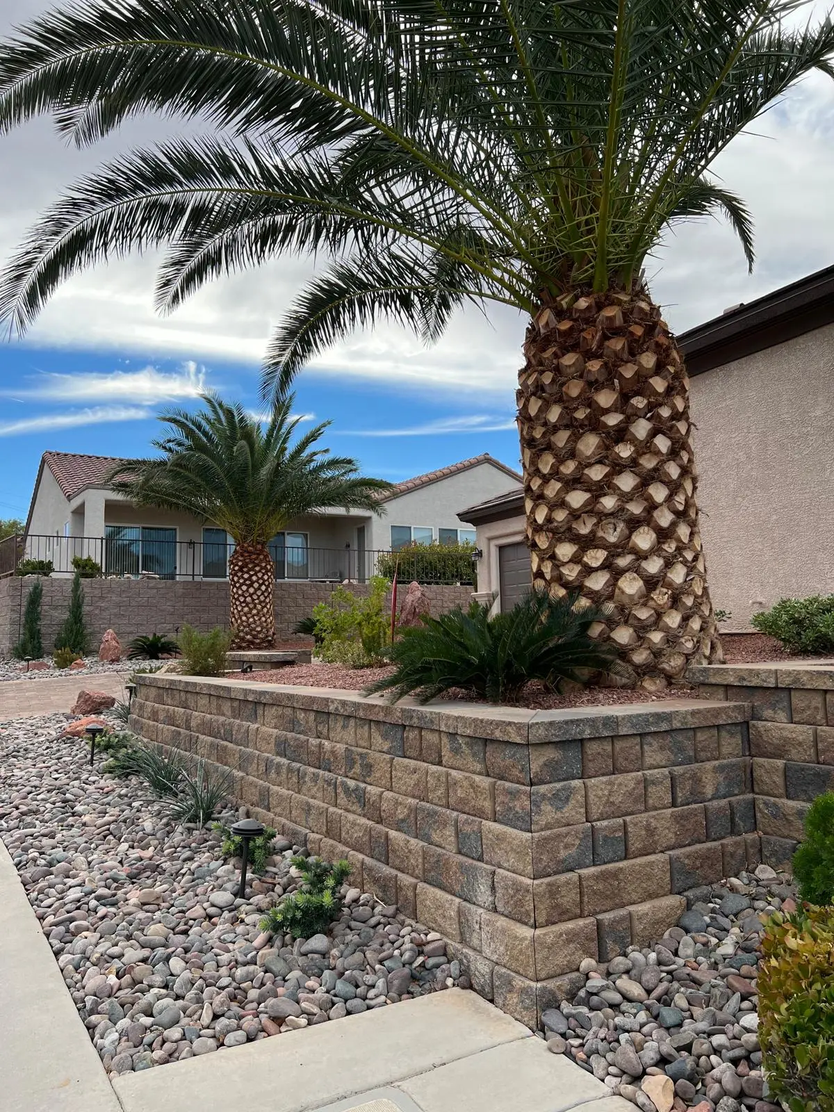 Paver retaining wall in Las Vegas with a matching cap course